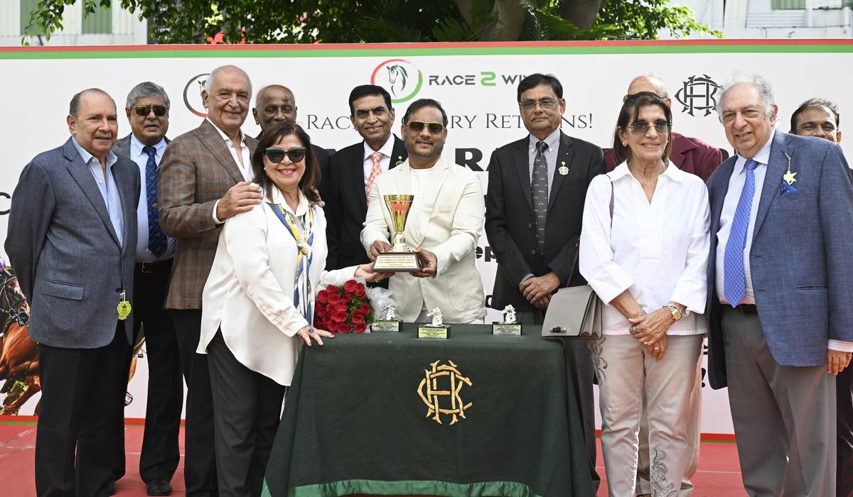 Y. Gopi Rao presenting the winner’s trophy to the owners of Red Bishop in the presence of HRC chairman R. Surender Reddy.