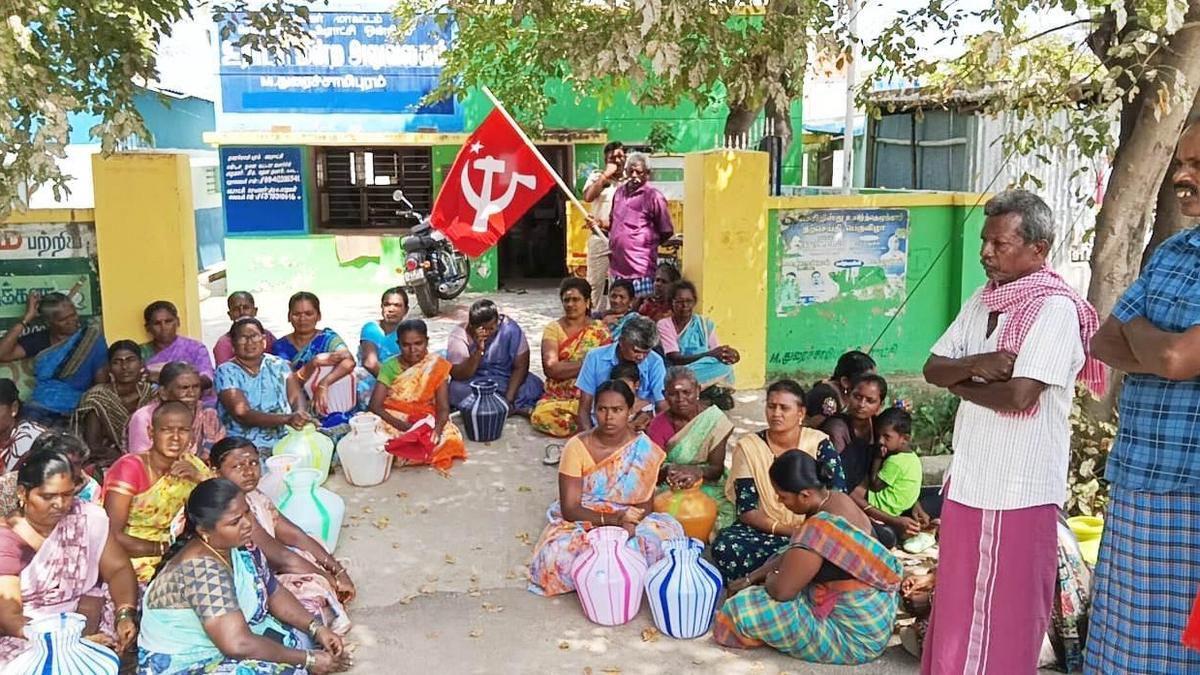 Residents of M. Duraisamypuram stage protest against erratic water supply