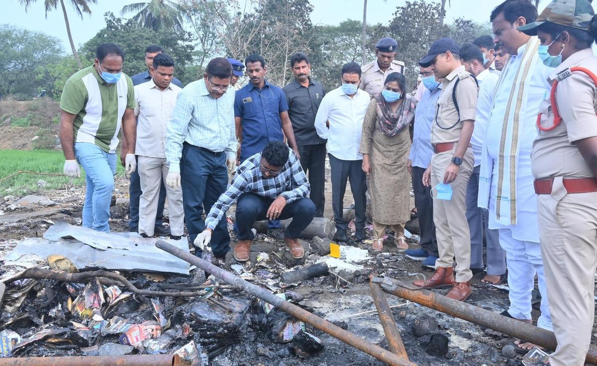 गृह मंत्री वंगालापुडी अनिता रविवार को काकीनाडा जिले के वेतलापलेम गांव में श्री सूर्या पटाखा इकाई के अवशेषों का निरीक्षण करती फोरेंसिक टीम को देखती हुईं।
