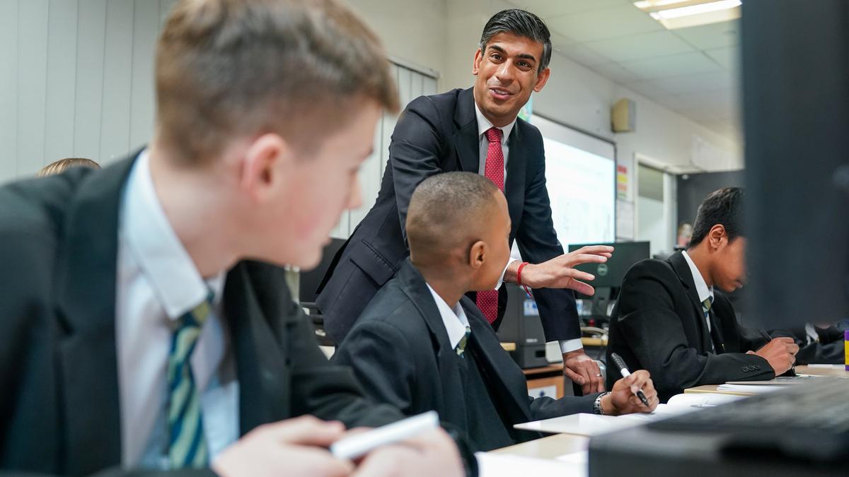 U.K. to ban vapes, control e-cigarettes aimed at children