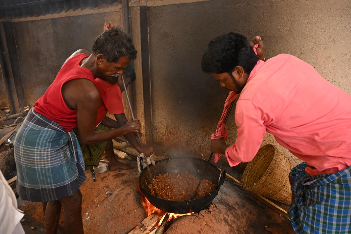 मैनापेट्टी काम पर खाना बनाती है 