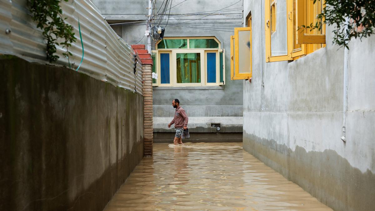 Let-up in rain eases flood threat in Kashmir, Jhelum starts receding