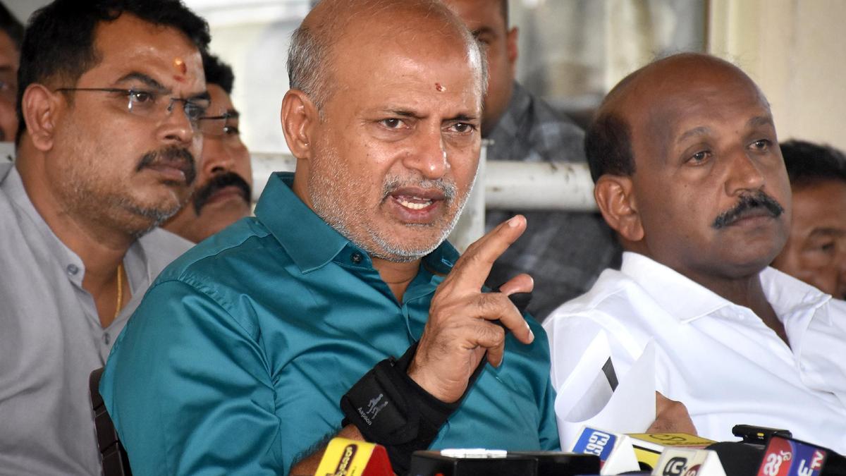 JD(S) leader accuses government of cheating farmers in ragi procurement