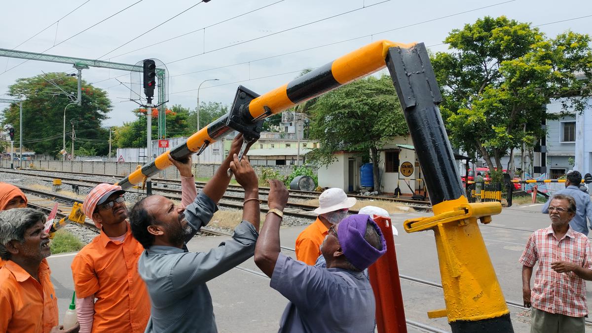 Truck hits railway gate in Salem