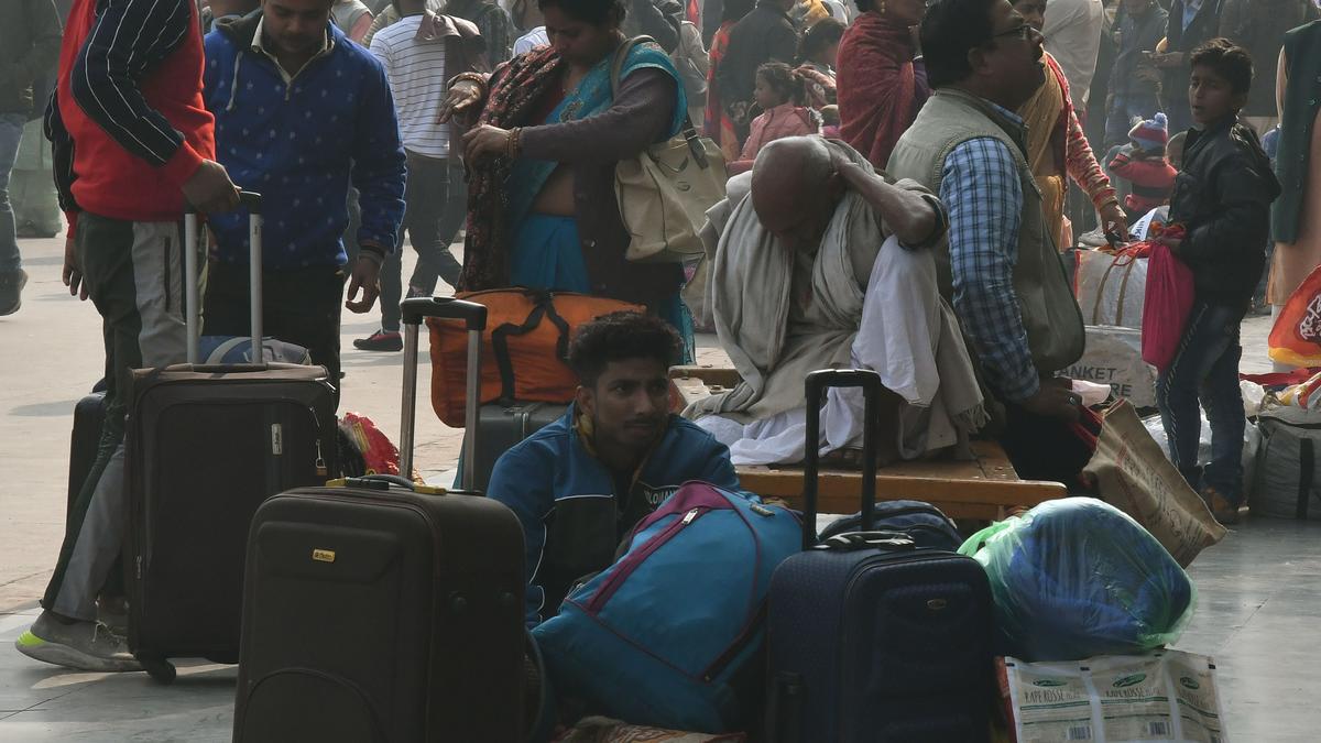 Dense fog engulfs city, mercury dips