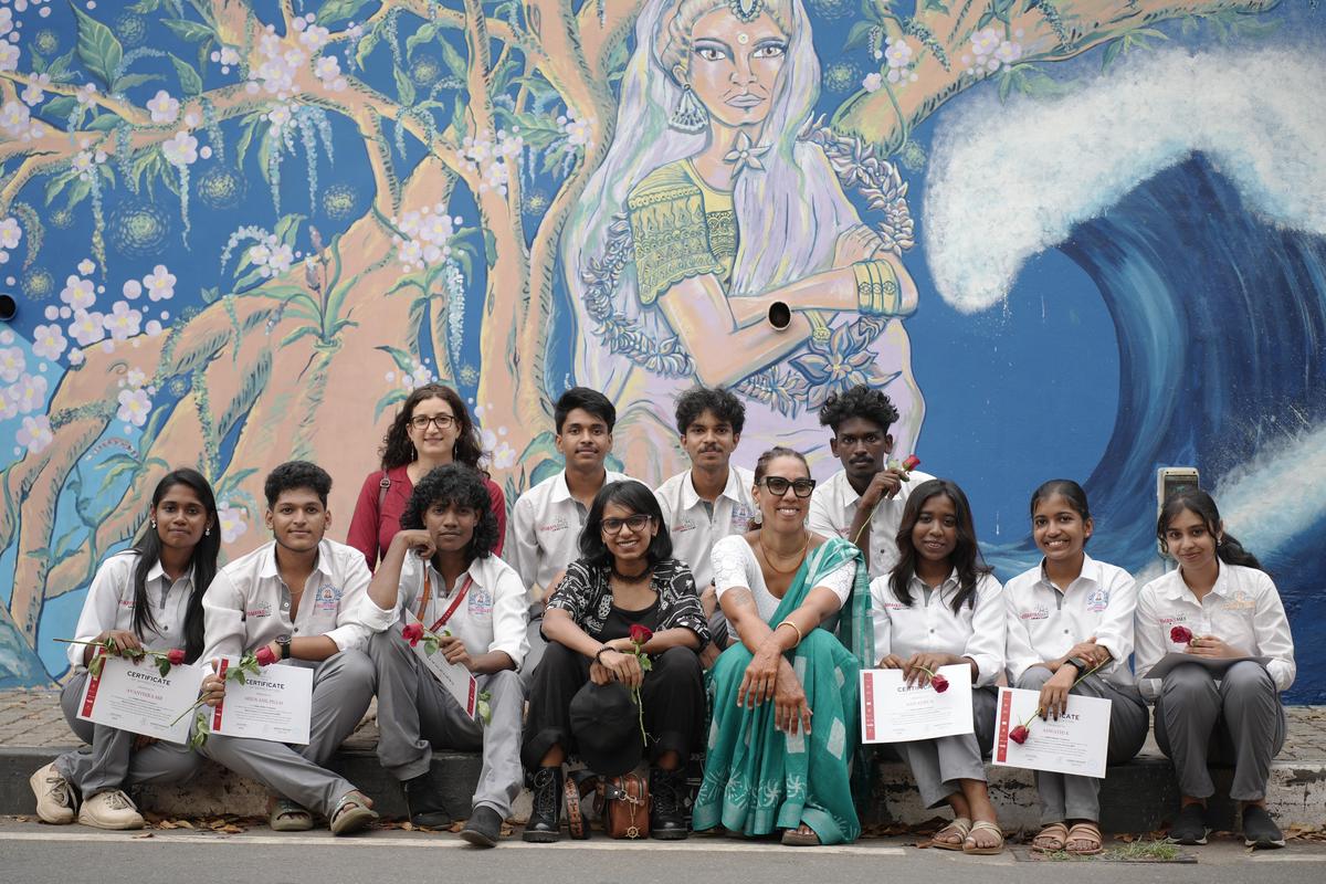 डे एमकेओ विस्मयमैक्स एनिमेशन अकादमी, वेल्लायमबलम के छात्रों और एलायंस फ़्रैन्साइज़ डी त्रिवेन्द्रम के निदेशक मार्गोट मिचौड के साथ