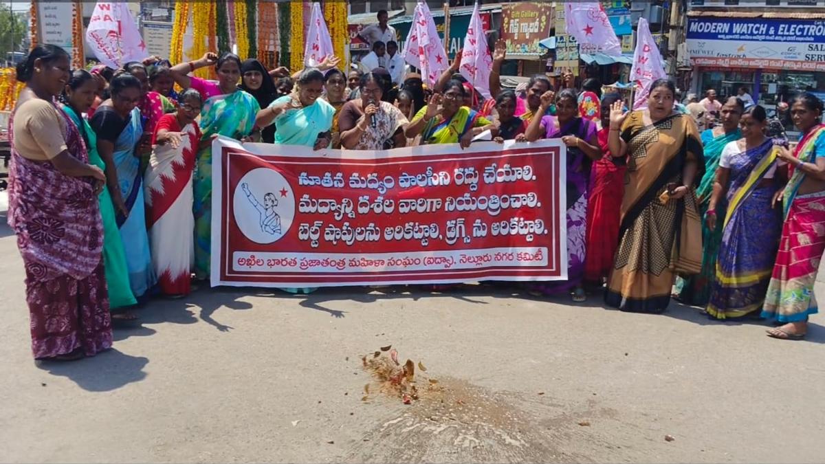 AIDWA members protest against State&rsquo;s new liquor policy
