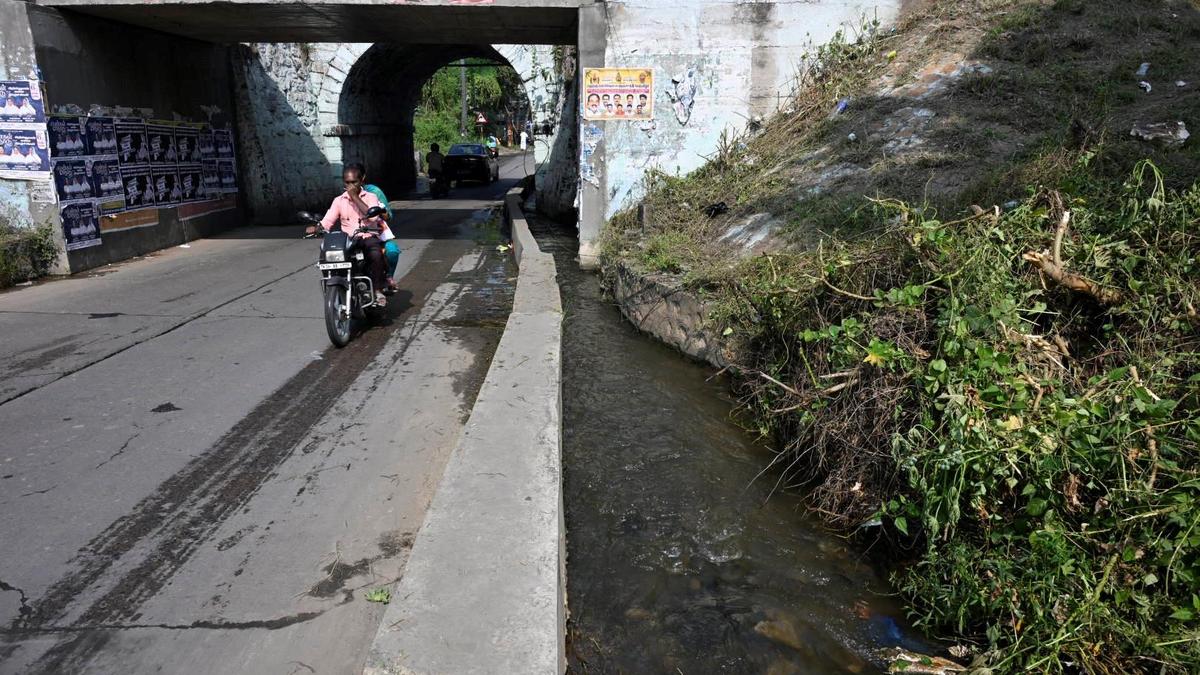Minister holds discussion on creating additional stormwater drain near railway underpass in Erode