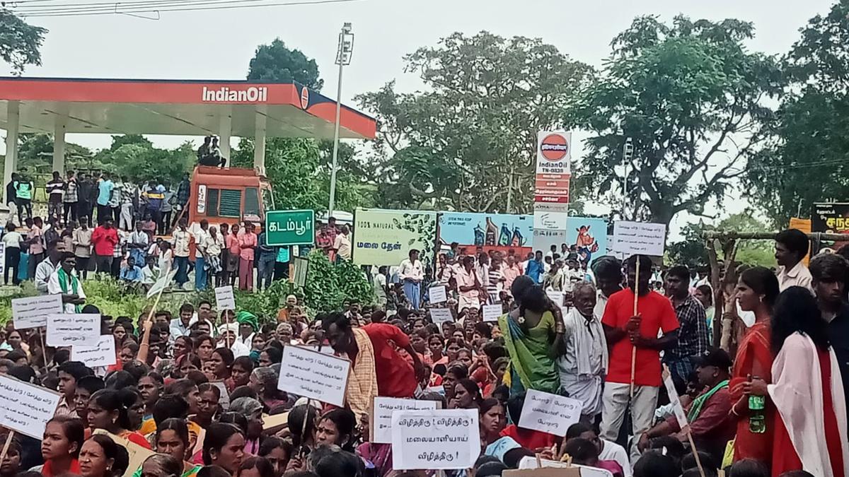 Malayali community people in Kadambur Hills block road demanding ST certificate