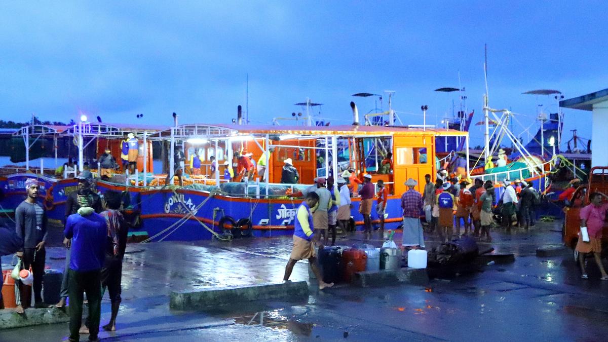 Fish workers of Chettuva harbour stage protest 