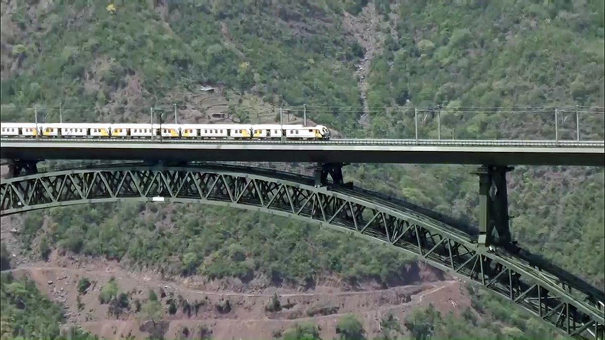 Indian Railway melakukan uji coba jembatan kereta api tertinggi di dunia yang baru dibangun-Jembatan Rel Chenab, yang dibangun antara Sangaldan di distrik Ramban dan Reasi pada hari Kamis.  Layanan kereta api di jalur tersebut akan segera dimulai. 