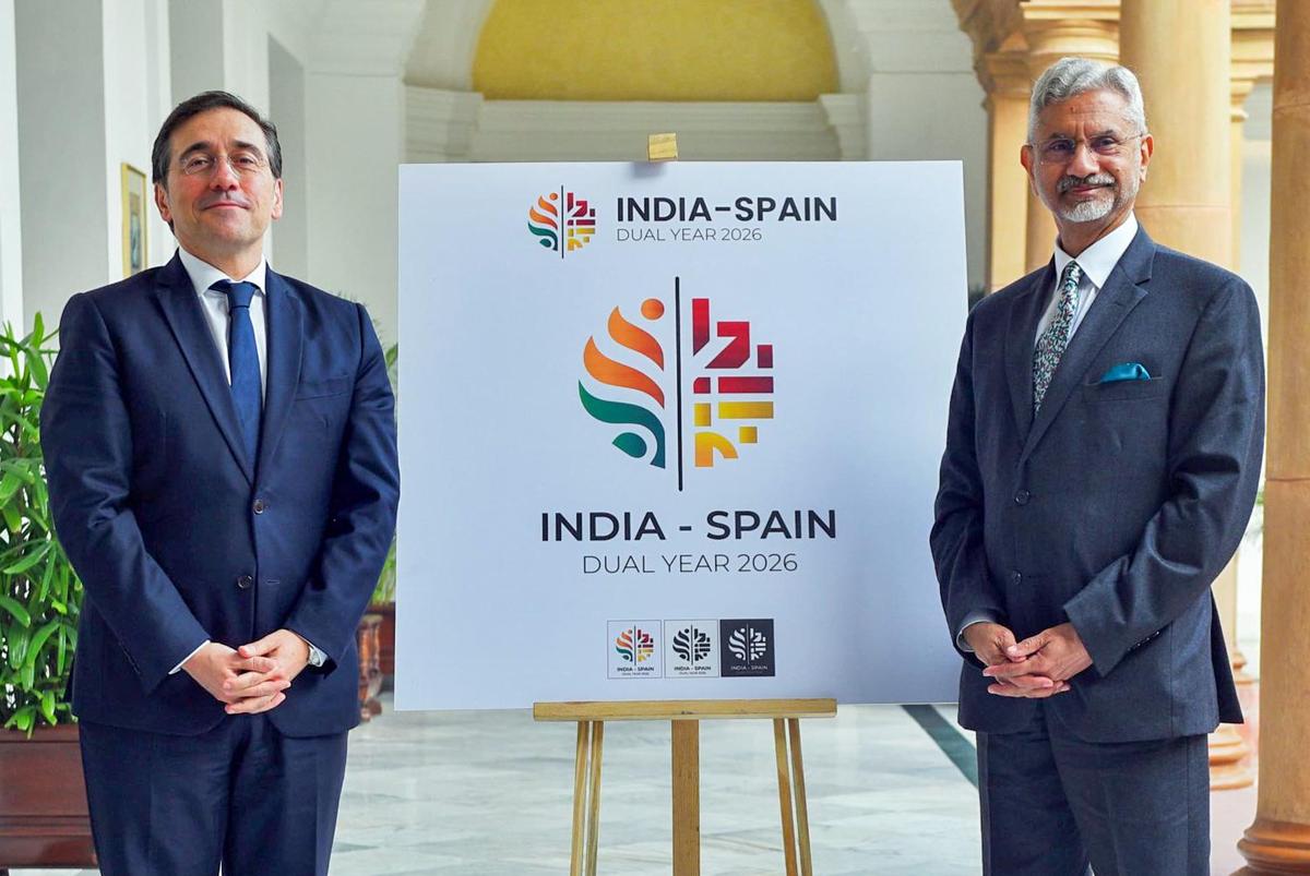 O Ministro das Relações Exteriores, S. Jaishankar, e o Ministro das Relações Exteriores da Espanha, José Manuel Albare, revelam conjuntamente o logotipo Índia-Espanha, marcando o Ano Duplo da Cultura, Turismo e Inteligência Artificial, em Nova Delhi. Foto: X/@DrSJaishankar via ANI.
