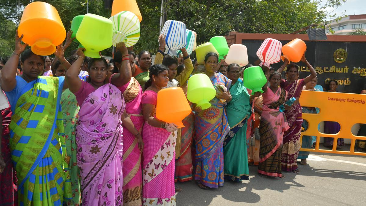 Women stage protest in Salem seeking regular supply of drinking water