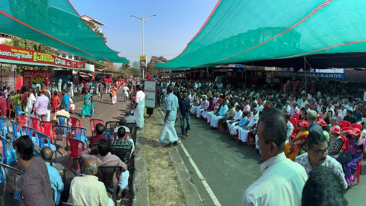 CPI(M) blocks major Kannur road for protest despite pending Kerala High Court case