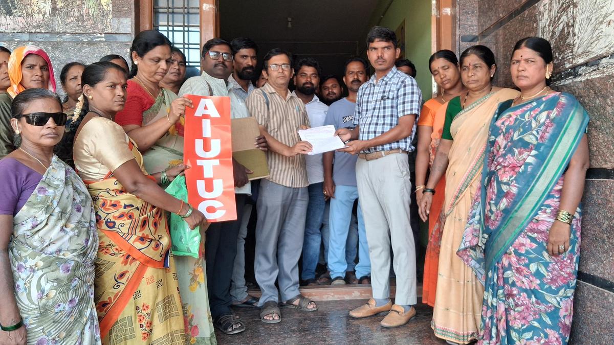 Kalaburagi: AIUTUC submits memoranda seeking implementation of revised wages