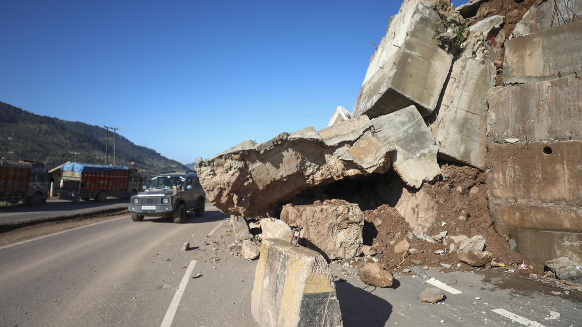 Jammu-Srinagar National Highway closed after landslip, over 300 vehicles stranded