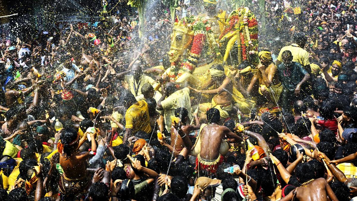 Devotees perform ‘theerthavari’ on Lord Kallazhagar