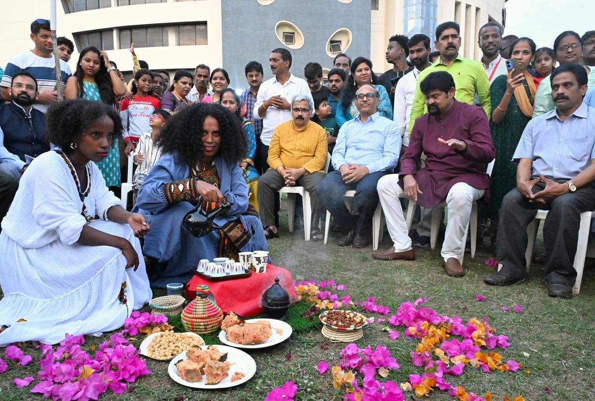 Vice-Reitor da Universidade de Andhra, Prof. GP Raja Sekhar, junto com o corpo docente e estudantes internacionais, no Festival de Festa dos Estudantes Internacionais.