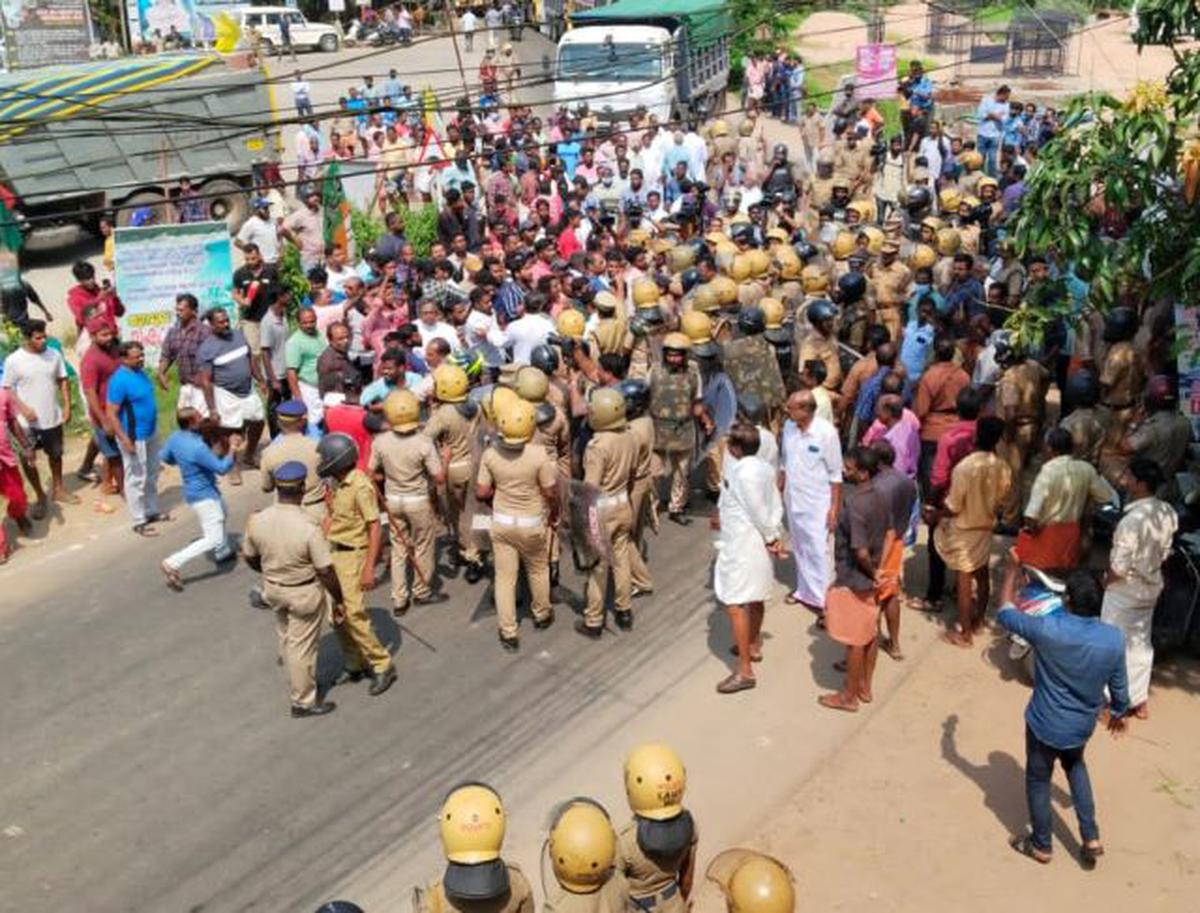 Tension grips Vizhinjam as pro and anti-port supporters clash