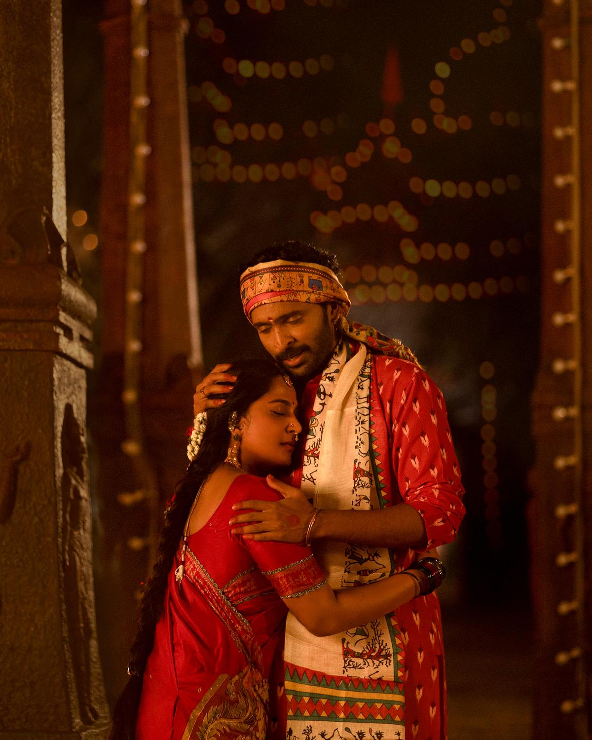 Anushka Shetty and Vikram Prabhu 'ambush' Anushka Shetty and Vikram Prabhu 'ambush'