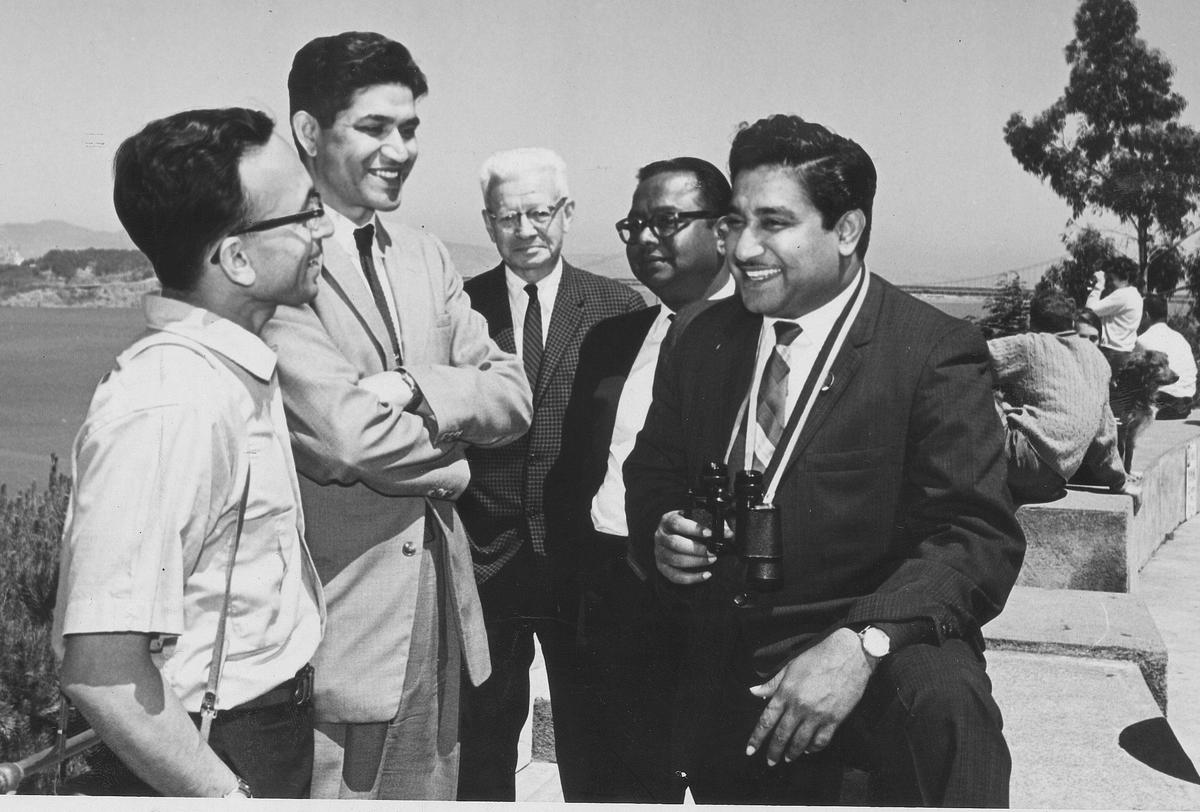 Sivaji Ganesan è a Telegraph Hill, California, durante il suo tour di due mesi negli Stati Uniti. Con lui ci sono due studenti indiani che lo hanno riconosciuto e salutato. Si vede anche VE Chetty di Madras, che lo ha accompagnato.