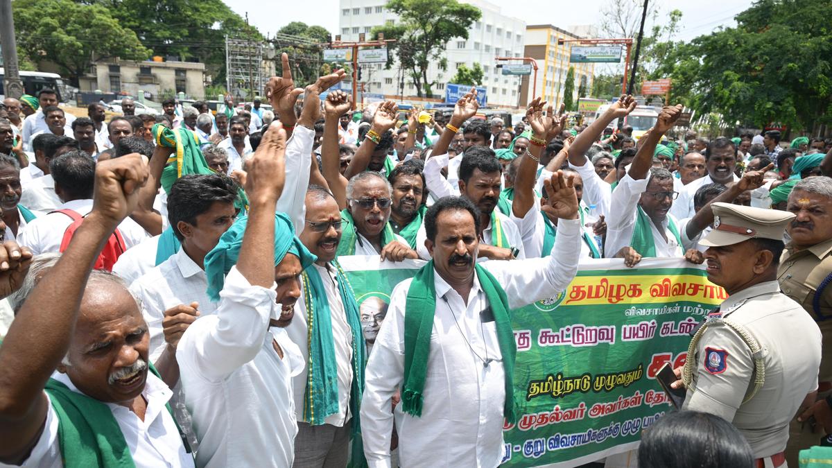 Farmers picket Salem Collectorate