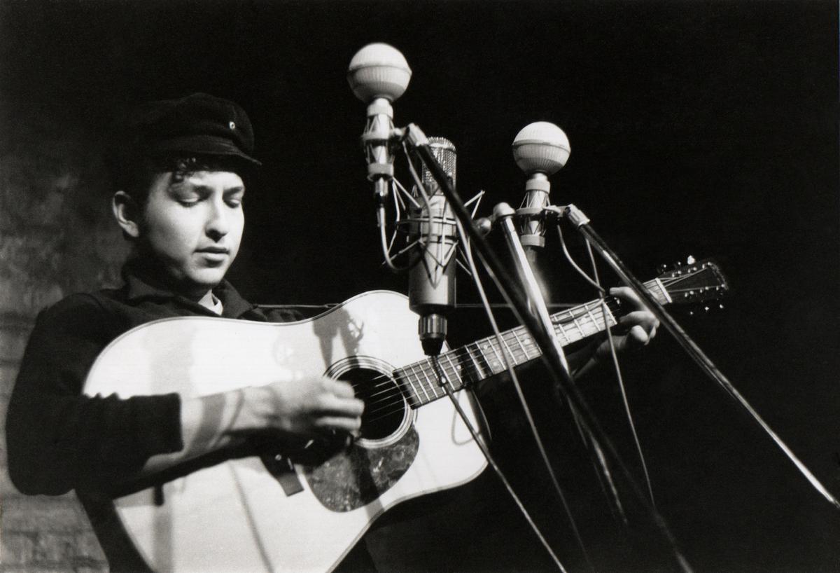 Bob Dylan se produit au club folk The Bitter End à Greenwich Village, New York, en 1961.