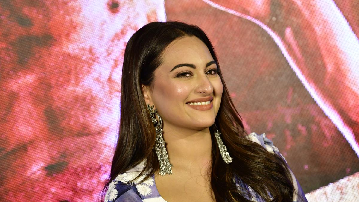 Sonakshi Sinha slams Mukesh Khanna for blaming Shatrughan Sinha over KBC incident