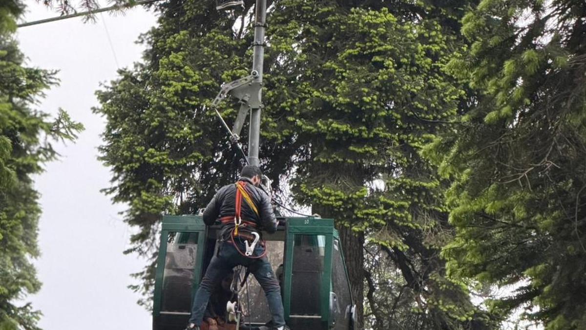 Over 200 tourists stranded in Gulmarg’s high-altitude cable cars rescued