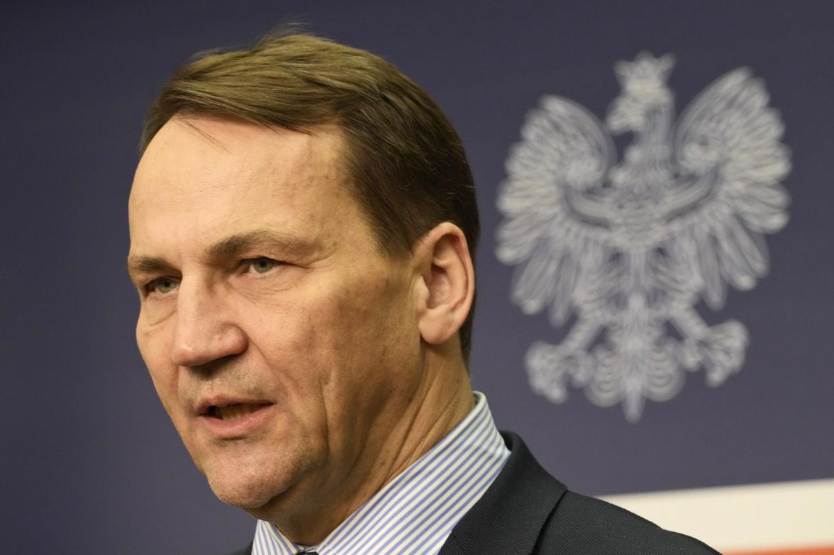 Minister spraw zagranicznych Polski twierdzi, że nie należy wykluczać wysłania wojsk na Ukrainę