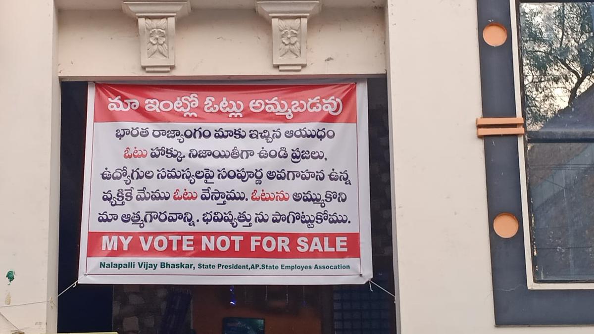 Govt. employee puts up banner rejecting money for votes in Anantapur
