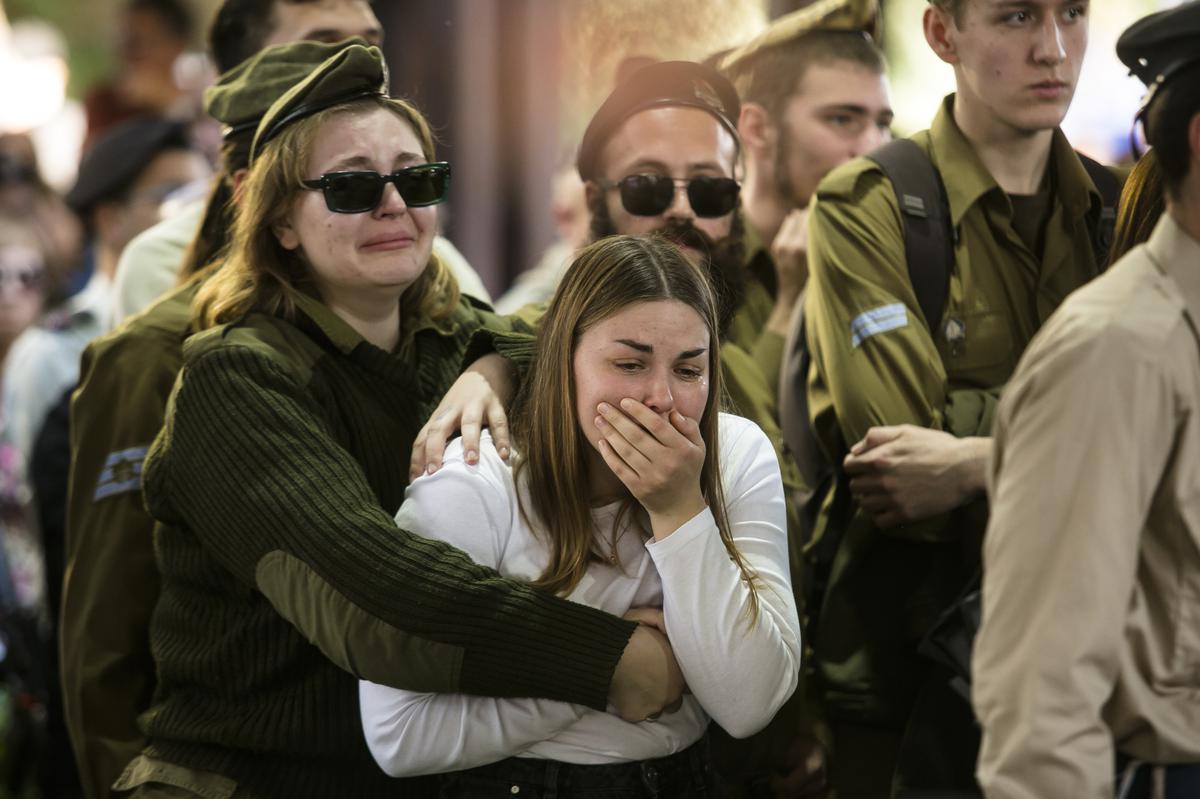 Family and friends' reaction during the funeral of IDF Sgt.  Boris Dunavitsky on December 20, 2023 in Tel Aviv, Israel.  The IDF announced the death of Sgt.  Boris Dunavitsky, from the 46th Battalion of the 401st Armored Brigade, was killed during the fighting in the Gaza Strip. 
