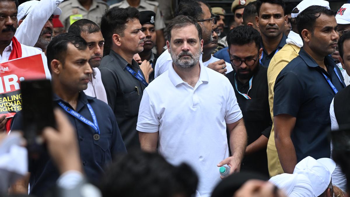 https://th-i.thgim.com/public/incoming/evdyes/article69919523.ece/alternates/LANDSCAPE_1200/OPPOSITION%20PARTIES%20MARCH%20NIRVACHAN%20SADAN%20%20DELHI%202025_11_08_9.jpg