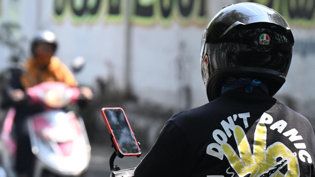 308 booked for using mobile phones while driving in Hyderabad