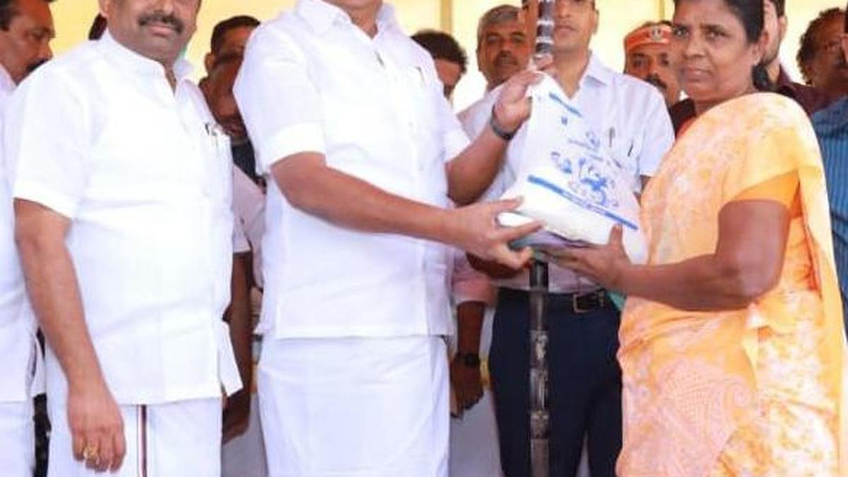 Distribution of Pongal gift hampers begins in Tiruppur and Coimbatore