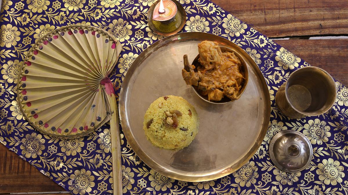 Murgir Rosholla a chicken , onion and bay leaf based chicken curry