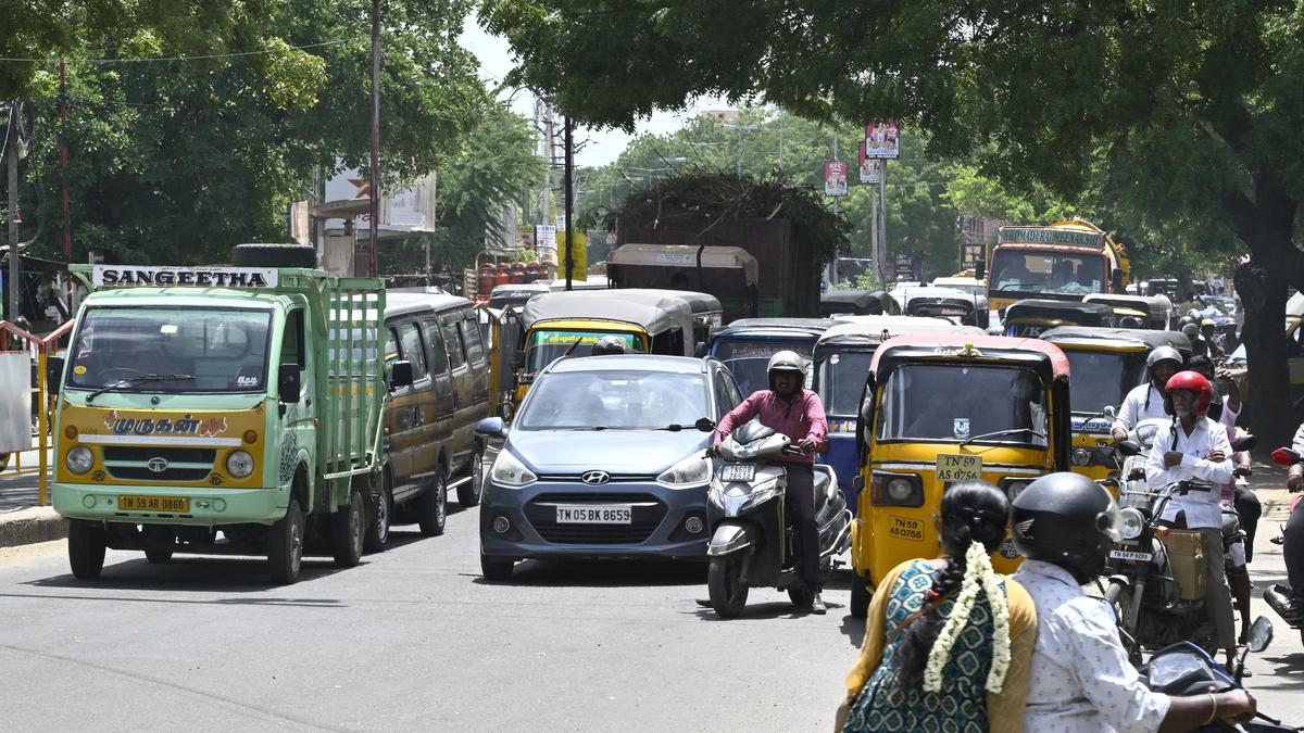 Reverting to old traffic pattern leads to piling up of vehicles at Aavin junction
