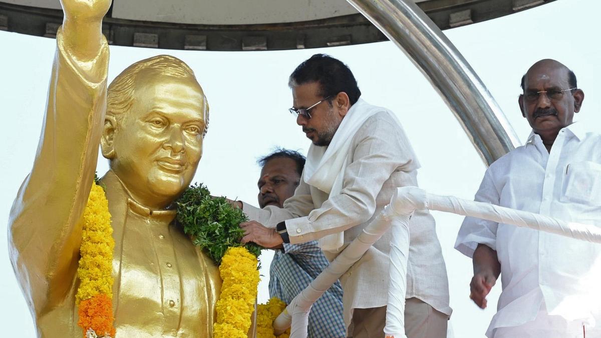 Leaders of various political parties in Puducherry pay tributes to former PM Rajiv Gandhi