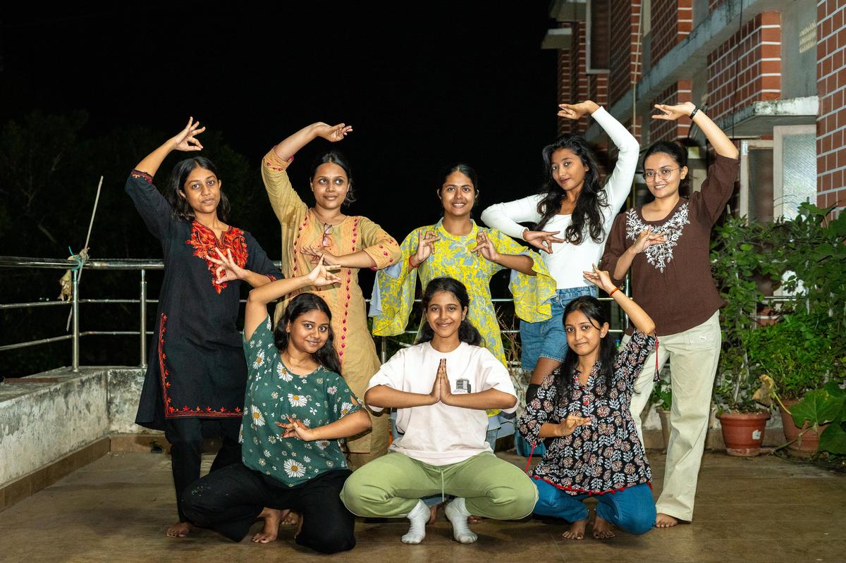 Estudantes de Bangladesh ensaiam uma dança de fusão Bharatanatyam no AU International Hostel na Colônia MVP antes das comemorações do centenário da Universidade de Andhra. Estudantes de Bangladesh ensaiam uma dança de fusão Bharatanatyam no AU International Hostel na Colônia MVP antes das comemorações do centenário da Universidade de Andhra.