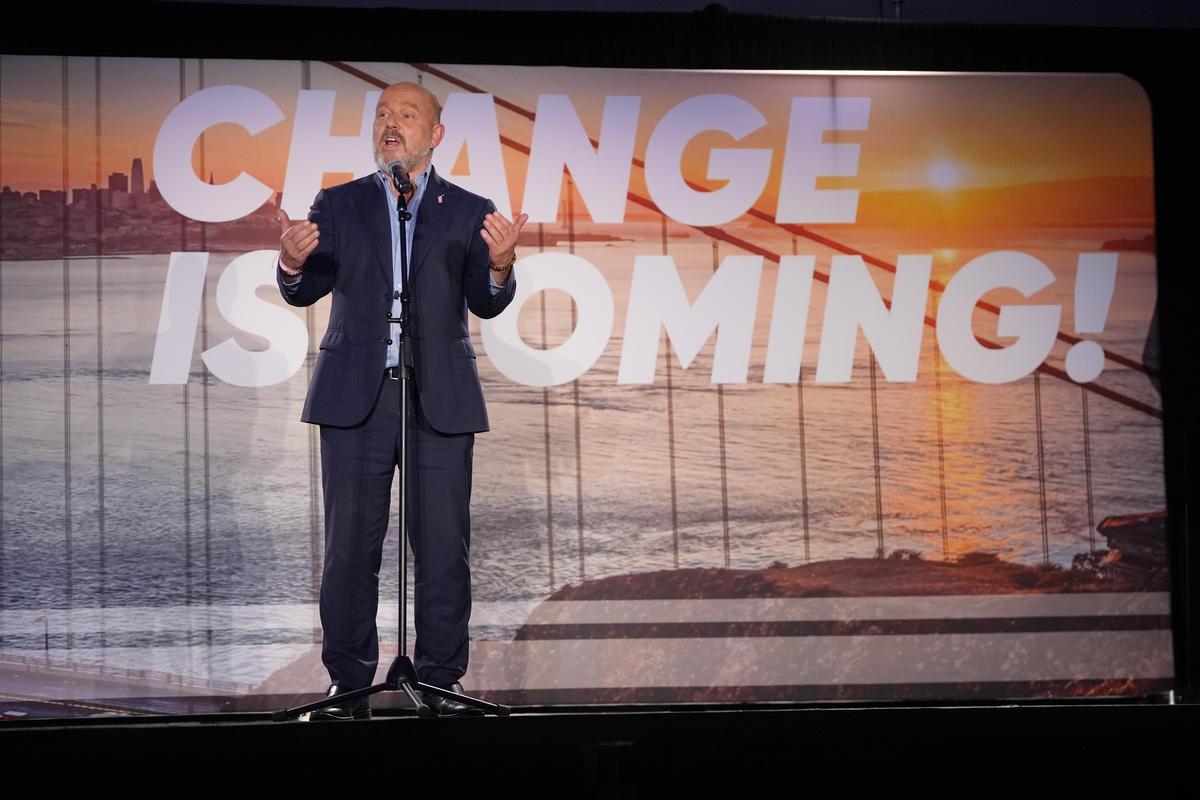 O candidato a governador da Califórnia, Steve Hilton, fala durante um evento noturno eleitoral em Huntington Beach, Califórnia, em 2 de junho de 2026.
