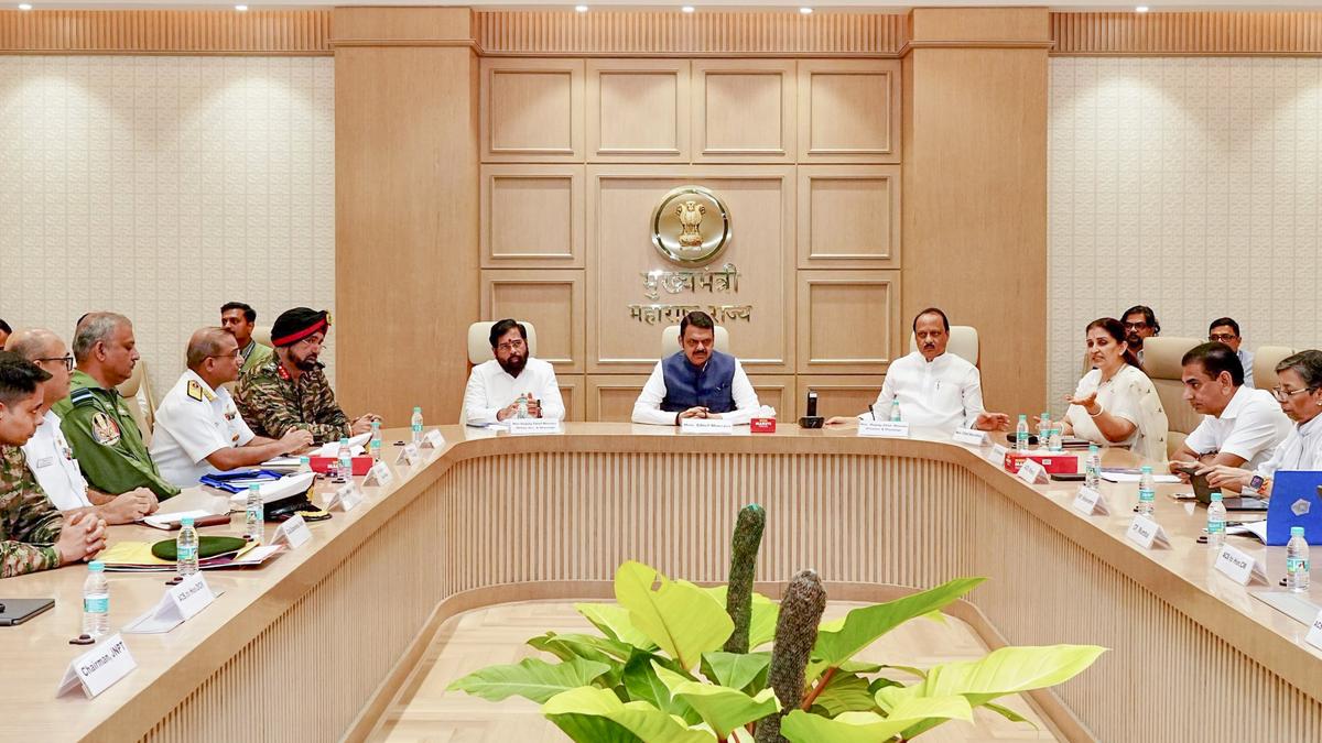 Maharashtra govt. holds meeting with defence forces
