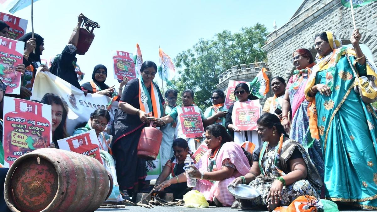 Protest staged in Kalaburagi against hike in LPG prices