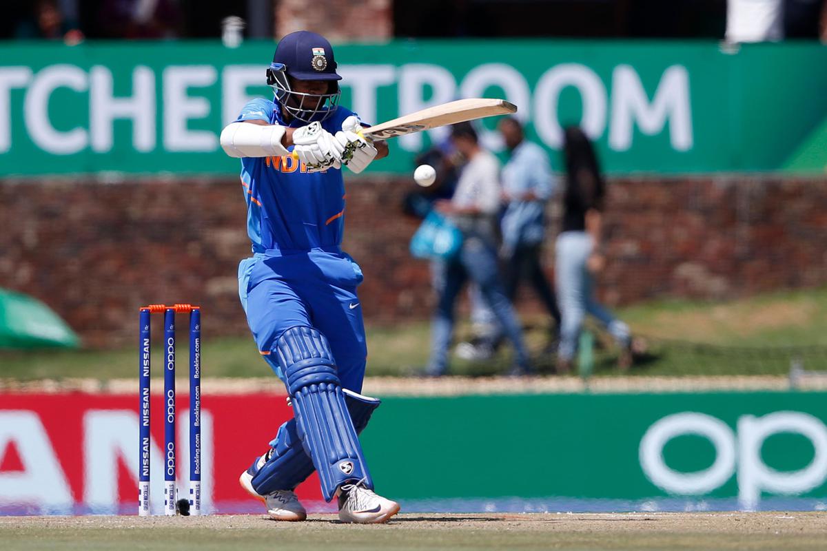 भारत और बांग्लादेश के बीच आईसीसी अंडर-19 विश्व कप फाइनल के दौरान शॉट खेलते भारत के यशस्वी जयसवाल। 