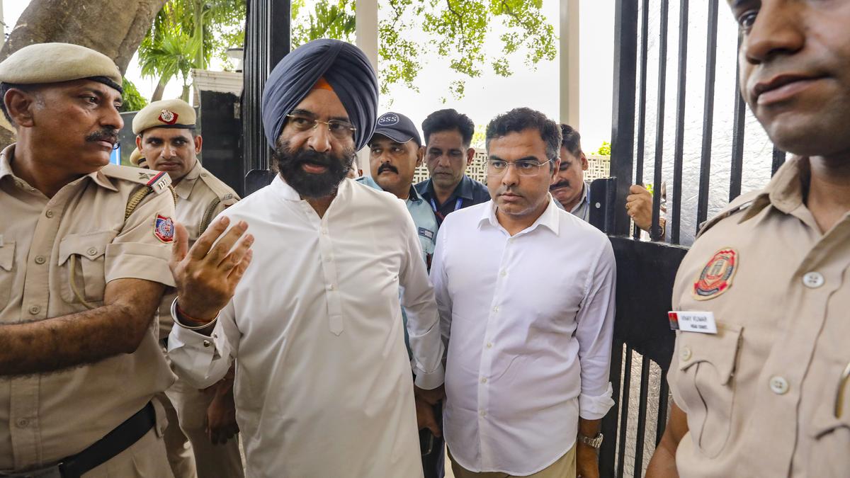 Govt. to conduct study on ‘smog-eating’ tech to combat air pollution: Sirsa