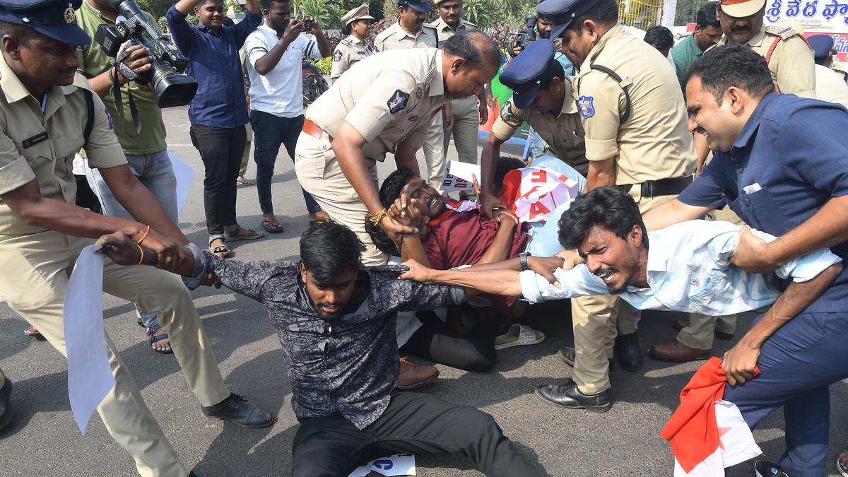 Students’ body accuses A.P. Chief Minister of reneging on ‘Mega DSC’ promise