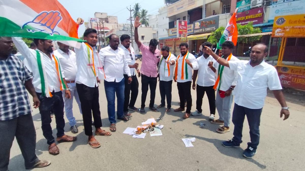 Congress cadres burn DMK resolution copy in Sirkazhi