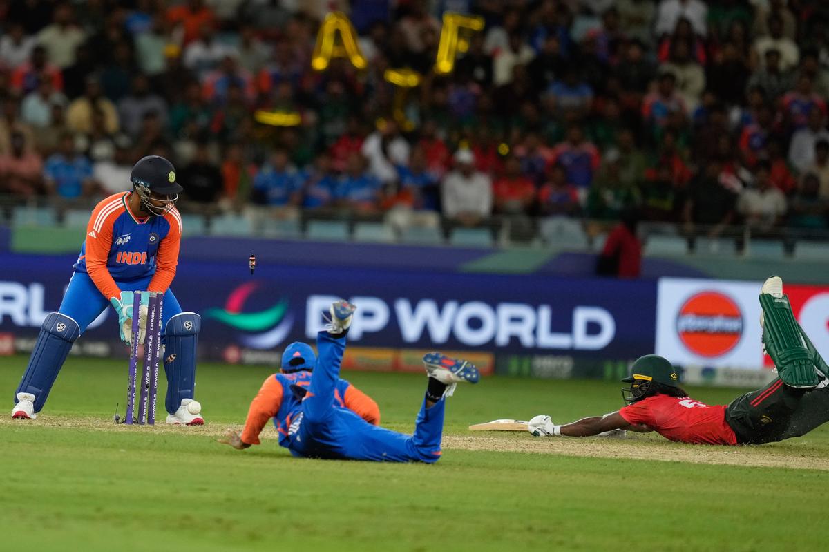El capitán de la India, Suryakumar Yadav, segundo desde la izquierda, se agotó con éxito al Jaker Ali de Bangladesh, a la derecha, durante el partido de cricket de la Copa Asia entre India y Bangladesh en el Dubai International Cricket Stadium en Dubai, Emiratos Árabes Unidos, miércoles 24 de septiembre, 2025. (Photo/Altaf Qadri)