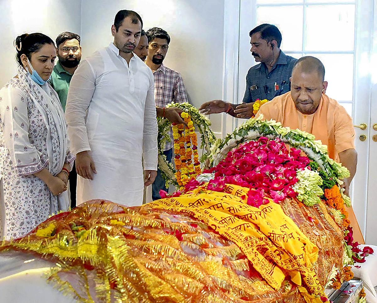 Mulayam Singh Yadav's wife cremated in Lucknow - The Hindu