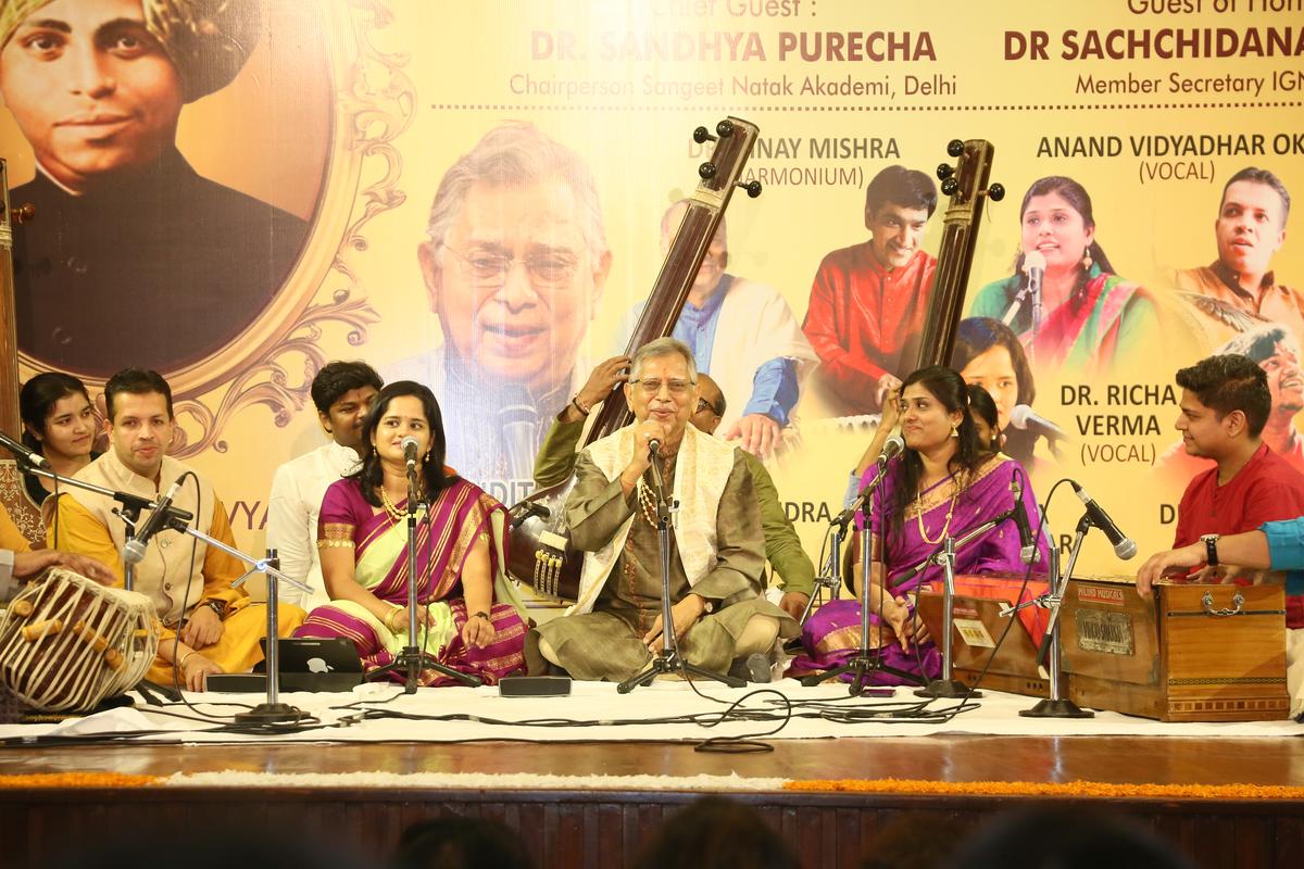 Vidyadhar Vyas performing at the event.