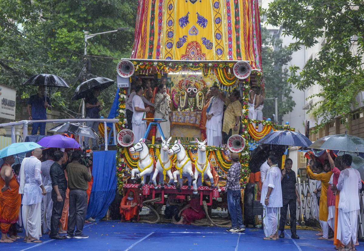 Mamata pulls ropes of chariot at ISKCON Rath Yatra in Kolkata